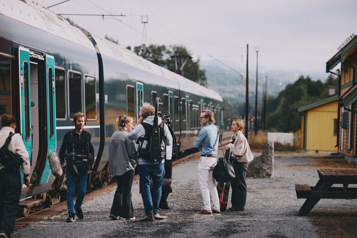 Produksjonen av Hver Gang vi Møtes ankommer Jevnaker med tog