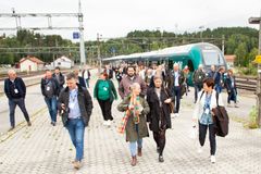 Togtur mellom Roa og Hokksund august 2024 Fra venstre Syver Leivestad (ordfører, Hole), Andreas Kagiavas Torp (ordfører, Krødsherad), Kristine Belsby (varaordfører, Jevnaker), Sunni Grøndahl Aamodt (ordfører, Modum, Runar Johansen (ordfører, Ringerike), Gunn Elisabeth Alm Thoresen (ordfører, Gran), Margaret Frøisli (varaordfører, Lunner) og Cecilie Knibe Kroglund (statssekretær, samferdselsdepartementet).