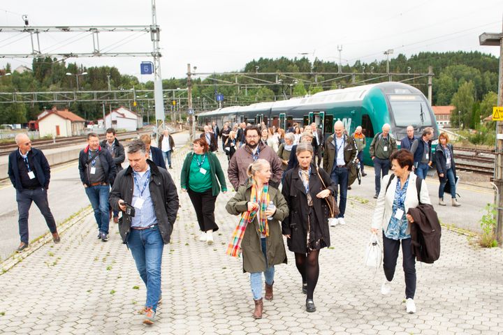 Togtur mellom Roa og Hokksund august 2024 Fra venstre Syver Leivestad (ordfører, Hole), Andreas Kagiavas Torp (ordfører, Krødsherad), Kristine Belsby (varaordfører, Jevnaker), Sunni Grøndahl Aamodt (ordfører, Modum, Runar Johansen (ordfører, Ringerike), Gunn Elisabeth Alm Thoresen (ordfører, Gran), Margaret Frøisli (varaordfører, Lunner) og Cecilie Knibe Kroglund (statssekretær, samferdselsdepartementet).