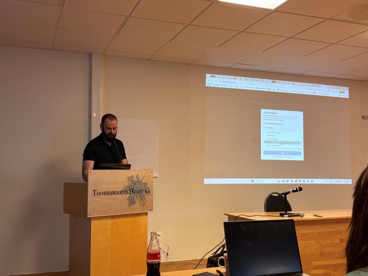 Vebjørn Krågebakk presenterer kalender på Hadelandstinget 2026