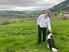 Marit Haugen og hunden Yara, 4 år. Foto tatt i Beitstad ved Steinkjer hvor vi ser Trondheimsfjorden langt i bakgrunn.