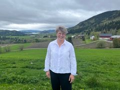 Marit Haugen, her fotografert i Beitstad ved Steinkjer hvor vi ser Trondheimsfjorden langt i bakgrunn.