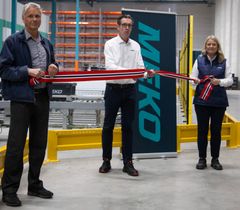 Administrerende direktør i MEKO Norway klippet snoren og åpnet med det offisielt det nye sentrallageret. På bildet er også Siw Holter, supply chain direktør i MEKO Norway og Morten Birkeland, CEO i Sørensen og Balchen.