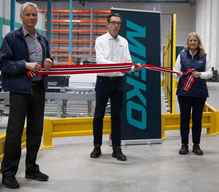 Administrerende direktør i MEKO Norway klippet snoren og åpnet med det offisielt det nye sentrallageret. På bildet er også Siw Holter, supply chain direktør i MEKO Norway og Morten Birkeland, CEO i Sørensen og Balchen.