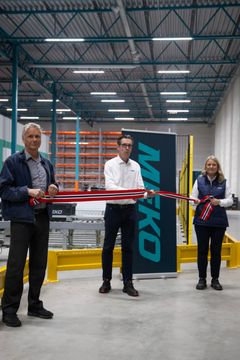 Administrerende direktør i MEKO Norway klippet snoren og åpnet med det offisielt det nye sentrallageret. På bildet er også Siw Holter, supply chain direktør i MEKO Norway og Morten Birkeland, CEO i Sørensen og Balchen.