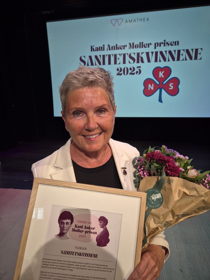 PRISVINNER: Katti-Anker Møller-prisen 2025 gikk til Sanitetskvinnene for deres utrettelige arbeid for kvinners rettigheter, helse og stilling i samfunnet. Organisasjonsleder Marit Bjørnstad mottok prisen på Amatheas fagdag i Oslo onsdag.