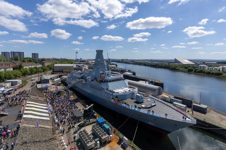 Komposittmast fra Umoe Mandal på plass på Royal Navys nye fregatt torsdag 22.mai.