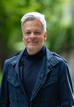 Dr Manfred Knof
