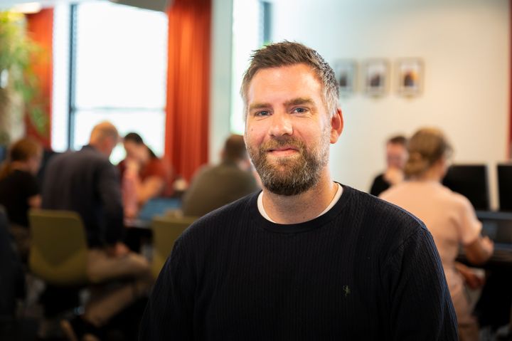Leder for konfirmasjonskurs og seremonier i Human-Etisk Forbund, Andreas Larsen, takker foresatte for tålmodigheten etter at noen måtte vente i flere timer før de fikk gjennomført påmeldingen til neste års konfirmasjon.