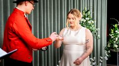 HØYTIDELIG: Et valentinsbryllup er enkelt, men likevel høytidelig. Dette er Stine Marie Hofsrud og Magnus Kjellemo som giftet seg på valentinsdagen i fjor. − Det ble så fint – akkurat slik vi ønsket det skulle bli, sier Stine Marie.