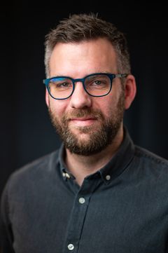 REKORD: Aldri før har så mange giftet seg humanistisk på en og samme dag. Andreas Gruvstad Larsen, leder seremoni og konfirmasjonskurs i Human-Etisk Forbund, tror mange er glad for muligheten til å ha et bryllup uten mye planlegging.