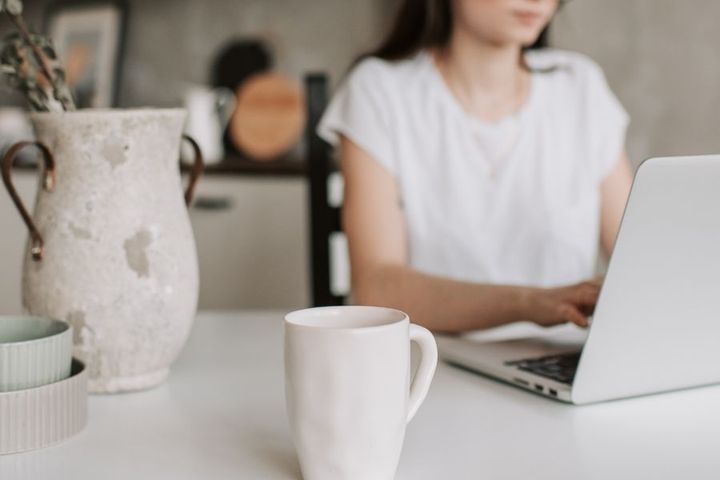 Fire av ti unge mener det er greit å bruke en egenmeldingsdag dersom man er sliten, men ikke syk.