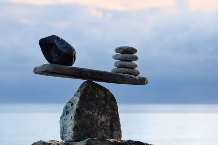 Flertallet av nordmenn mener vi er helt eller delvis likestilt på jobb, i politikken og i hjemmet, men flere menn enn kvinner mener vi har full likestilling.