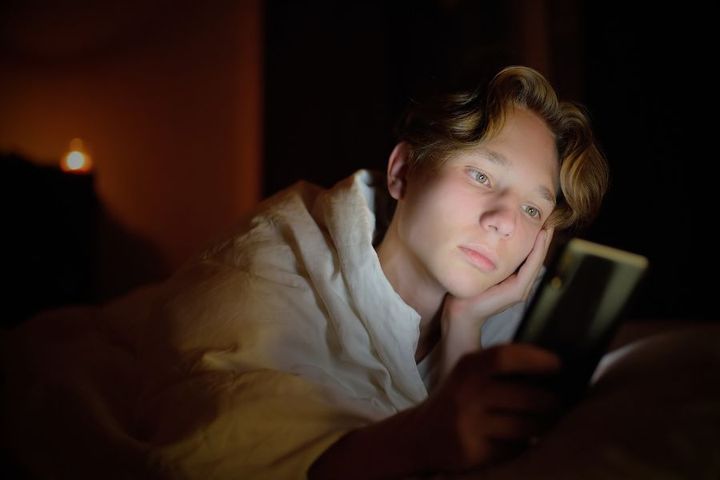 Nesten seks av ti unge mener terskelen er lav for å skrive hva som helst i kommentarfeltene på sosiale medier.