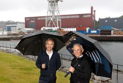 Administrerende direktør Øystein Sunde Pedersen i Global Ocean Technology (til venstre) overtar nå OneCo Ocean og deres anlegg i Kristiansand. Her sammen med konsernsjef Tore Sjursen i OneCo.