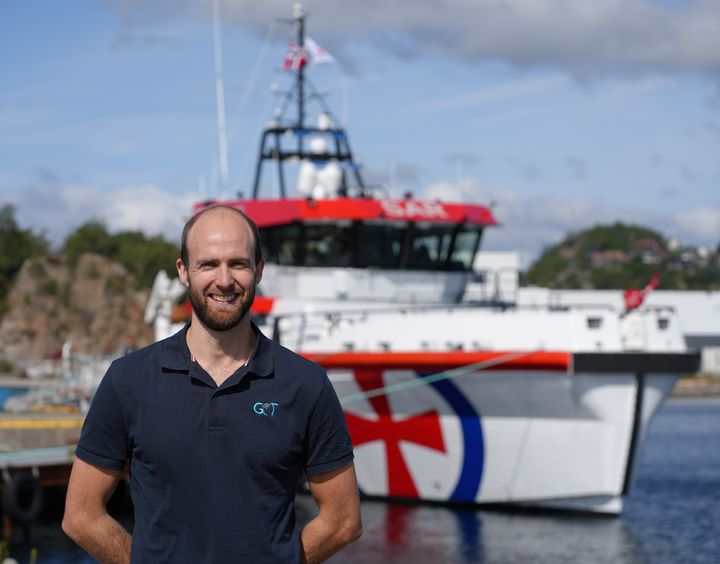 Mann%20i%20marinebl%E5%20skjorte%20st%E5r%20foran%20Redingsk%F8yta%20RS-178%20ved%20verftet%20GOT%20Marine%20i%20Mandal.