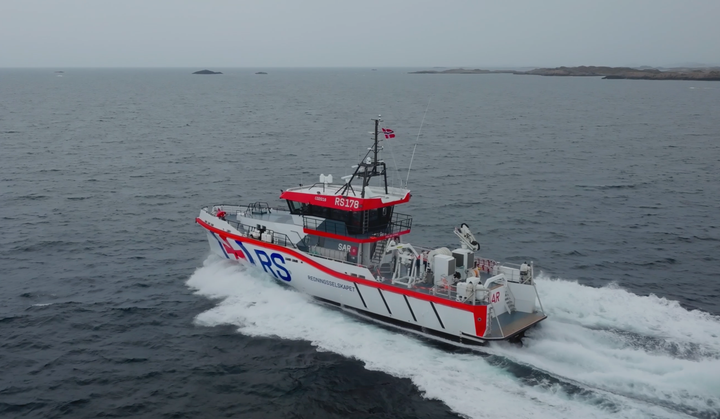 Redningsfartøy RS 178 seiler på havet under overskyet himmel.