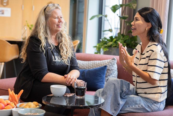 -Jeg håper flere bedrifter vil ta samfunnsansvar og gi en julegave med mening, sier Isabel Raad til generalsekretær Tone Granaas i Norsk Fosterhjemsforening.