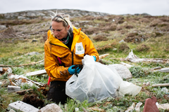 Plasten som driver i land langs kysten brytes etterhvert ned til mikroplast, som gjør det vanskeligere for kystrenovatørene å fjerne.
