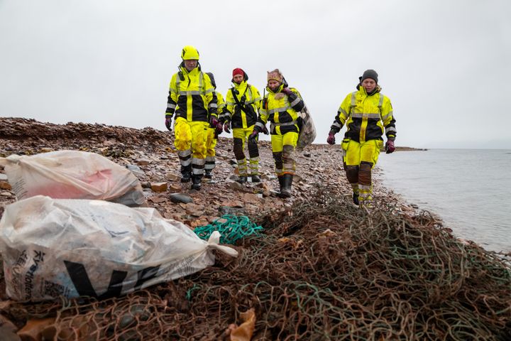 Plast på avveie er en av verdens raskest voksende miljøkriser. Strandrydding bidrar til å begrense problemet.