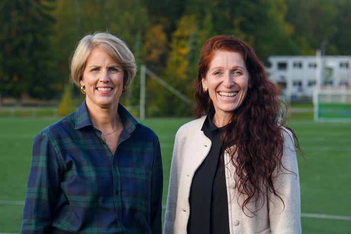 Daglig leder i Handelens Miljøfond Cecilie Lind og president i Norges Fotballforbund Lise Klaveness jobber begge for en grønnere fremtid for norske fotballbaner.