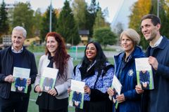 Mandag ble pressen orientert om de nye planene rundt norske kunstgressbaner. Statsminister Jonas Gahr Støre, NFF-president Lise Klaveness, kultur- og likestillingsminister Lubna Jaffery, daglig leder i Handelens Miljøfond Cecilie Lind og klima- og miljøminister Andreas Bjelland Eriksen var til stede.
