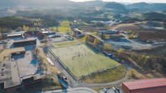 Denne fotballbanen i Klæbu er en av mange som har fått støtte fra Handelens Miljøfond til å sette opp barrierer som forhindrer spredningen av gummigranulat.