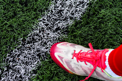 Hundrevis av norske kunstgressbaner i Norge tar fortsatt i bruk gummigranulat.