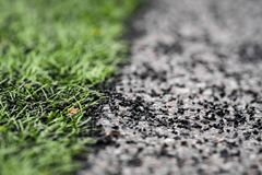 Tonnevis av disse små plastkulene havner utenfor banen og i naturen hvert år.