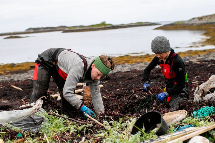 Plastjegerne AS ute på ryddetokt på Smøla. Nå søker verdens største ryddeporgram, Rydd i Tide, flere aktører som kan utføre viktig ryddearbeid andre steder i Møre og Romsdal.