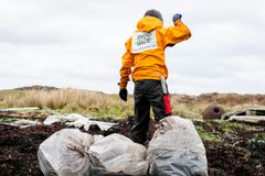 Langs kysten av Møre og Romsdal driver store mengder marint avfall i land hvert år. Rydd i tide-mannskapet spiller en viktig rolle i å begrense skade på naturen.