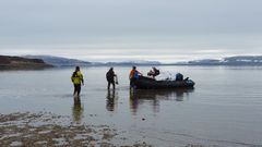 Kystrenovatørene i Rydd i Tide jobber under krevende forhold. På Svalbard kreves det båt for å komme frem til de forsøplede områdene.