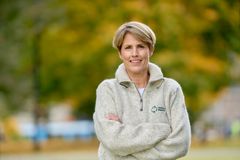 Cecilie Lind, daglig leder i Handelens Miljøfond, synes det er flott av plastopsepengene kan gå til å støtte lokale organisasjoner, samtidig som søppel fjernes fra naturen.