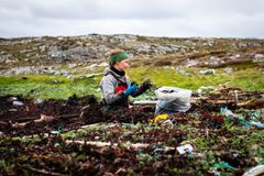 Plastposepengene har blant annet bidratt til at over halvparten av Norges kyst har blitt ryddet gjennom Rydd i Tide-programmet – som er helfinansiert av Handelens Miljøfond. Her ryddes det på Smøla.