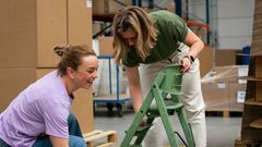 KAOS-gründerne Gineline Kalleberg og Mette Bordal Hansen er blant dem som så seg lei av lavkvalitets plastprodukter med skadelige kjemikalier. I 2022 fikk de støtte av Handelens Miljøfond til å utvikle verdens første barnestol av hundre prosent resirkulert plast.