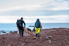 Ryddecrewet tilbringer arbeidsdagen i verdens vakreste arktiske natur.