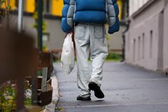 Hver plastpose som selges gir fire kroner til miljøtiltak. Målet er likevel at den ikke skal selges.