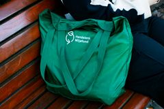 Hver gang et handlenett brukes i stedet for en plastpose, går inntektene til Handelens Miljøfond ned.