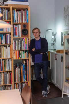 Tegneserieskaper, illustratør, barnebokforfatter og designer, Lars Fiske, tildeles Bokkunstprisen 2025. Foto: Alex Asensi