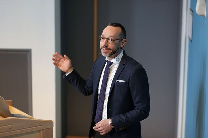 Paolo Zanaboni leder det nye forsknings- og innovasjonssenteret som skal få folk i bedre helse. Foto: Jarl-Stian Olsen