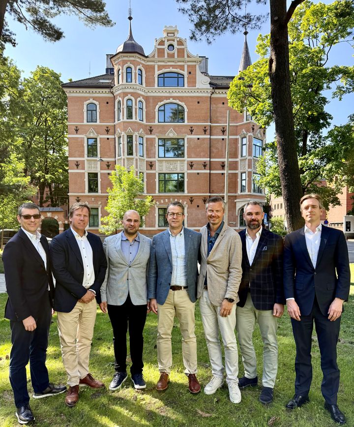 Navn og rolle fra venstre til høyre: Under følger navn og rolle: Ludovic Hutier (CEO, BW Digital), Arne Magnus Rise (Director Project Development), Jeffrey R. Gossain (Managing Director, Canada), Christian Ekeberg (Project Director og Co-founder), Paal Skoe (CEO og Co-founder), Nils Kristian Liveng-Ness (Executive Director og Co-founder) and Erik Strømsø (CEO og Co-founder BW-ESS).