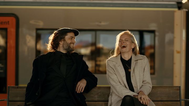 Torbjørn Berglund Eriksen og Nina Ellen Ødegård gir kropp og stemme til forfattaren Arne Garborg og målarinna Kitty Kielland. Foto: Sondre Michaelsen.
