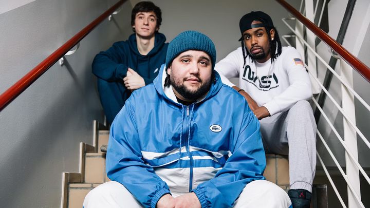 Oliver Lovrenski brakdebuterte med romanen Da vi var yngre i 2023. No spelar Jonas Benyoub, Randin Kummeneje og Astin Souleymane rollene som kompisane Ivor, Jonas og Marco. Foto: Monica Tormassy/Det Norske Teatret.