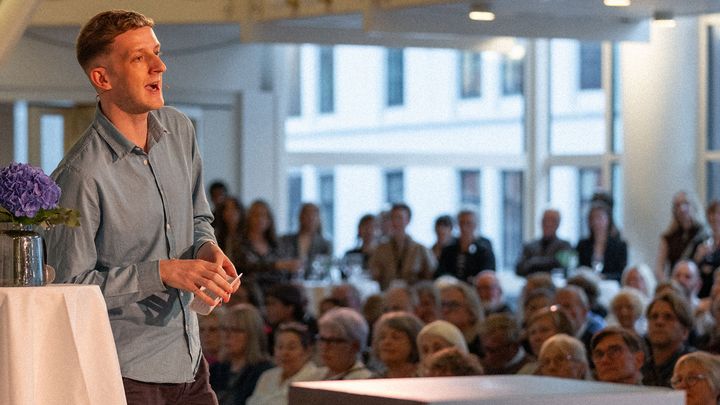 Édouard Louis under den offisielle opninga av Fossefestivalen DIFF på fredag. Foto: Ole Herman Andersen/Det Norske Teatret.