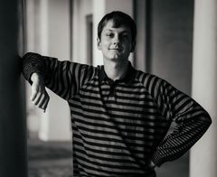 Vetle Bergan har vore fast tilsett skodespelar ved Det Norske Teatret sidan 2024.