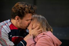 Marius (Francisco Kalle Navarro) og Cosette (Sigrid Kandal Husjord).