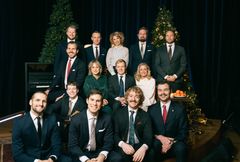 Herborg Kråkevik, Frida Ånnevik og Solveig Kloppen i lag med Birkelunden Mannskor.