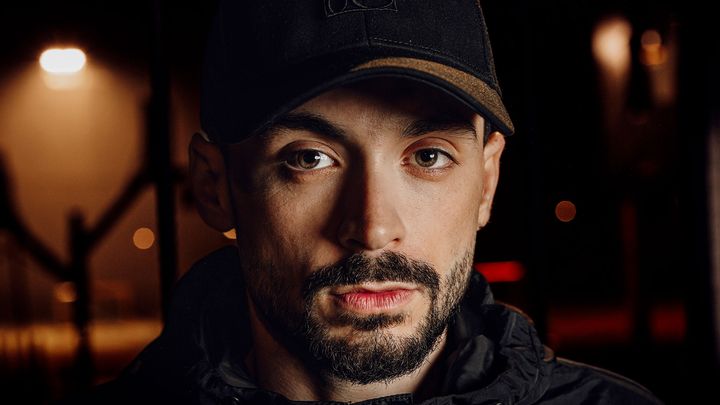 Serhat Yildirim har erfaring frå film, TV og teater. No tek han over rolla som Ivor i teaterversjonen av "Da vi var yngre" av Oliver Lovrenski. Bildet er tatt i samband med "Ord for blod" på Riksteatret/Det Norske Teatret.