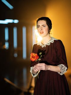 Thea Lambrechts Vaulen som Indiana.