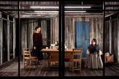 Ameli Isungset Agbota som Ragnhild, Sigrid Kandal Husjord som Tale.